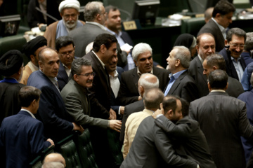 Presentación del proyecto de presupuestos para el próximo año iraní al Mayles