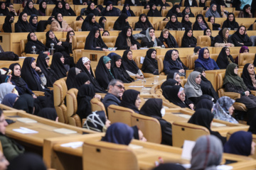 La cérémonie de célébration de la dignité de la femme a eu lieu le dimanche 22 décembre 2024 en présence de Massoud Pezeshkian, le président de la République islamique d'Iran, dans la Salle des Réunions des Dirigeants, à Téhéran.
