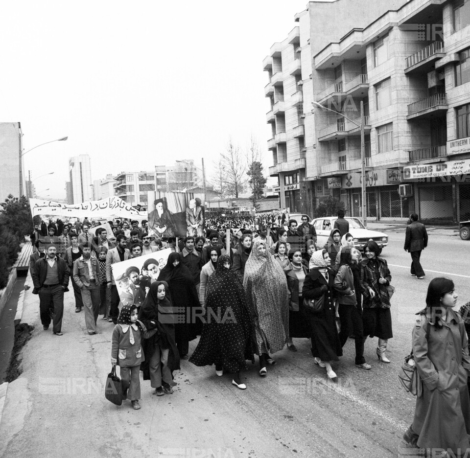 راهپیمایی مردم تهران برای پشتیبانی از دولت مهندس بازرگان