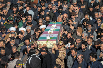 Iran : enterrement des corps de soldats martyrs inconnus à Yazd