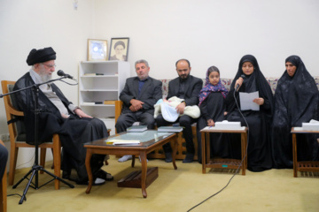 La rencontre des familles des récents martyrs de la DCA iranienne le Leader de la RII