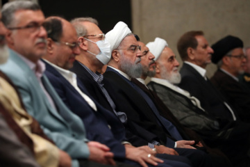 L’ayatollah Khamenei reçoit un groupe de responsables iraniens, d'ambassadeurs des pays islamiques