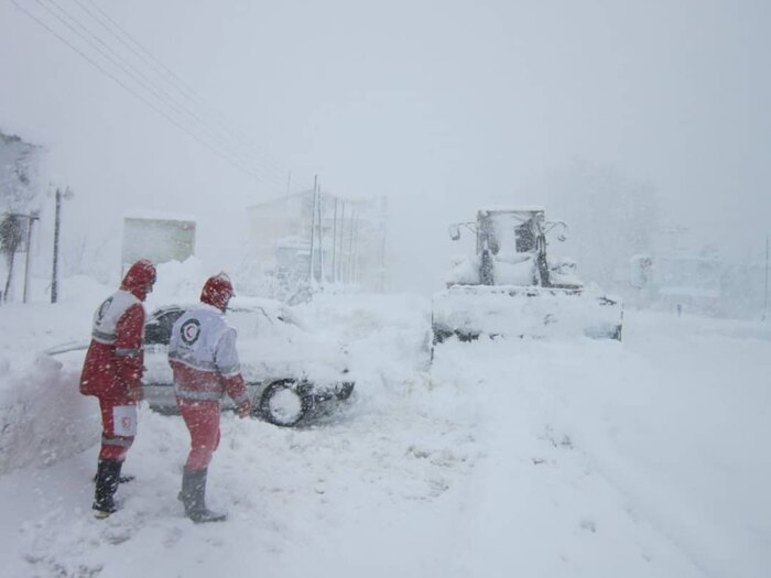 سرنشینان چهار خودرو گرفتار در برف محور چاشم امدادرسانی شدند