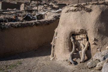 دور بودن روستای ماخونیک عاملی برای انزوا و تاثیرپذیری کمتر آن از محیط بیرونی شده است؛ به‌گونه‌ای که مسافران و سیاحانی که در قرن ۱۹ میلادی از این روستا دیدن کردند، از انزوای مردمان آن حیرت زده شدند. ماخونیک حتی تا ۴۰ سال پیش ارتباط بسیار محدودی با جامعه بیرون داشت و از دهه‌های اخیر است که این روستا به برخی از امکانات رفاهی دست پیدا کرده است