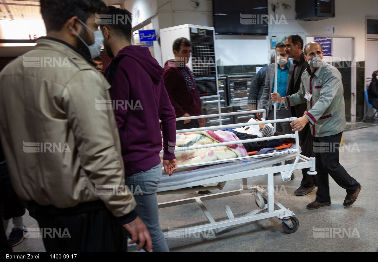 انتقال دانش آموزان مصدوم حادثه تصادف به بیمارستان کرمانشاه