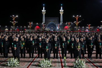 La cérémonie de commémoration du triste anniversaire du martyre de l'Imam Ali Ibn Mussa al-Reza (béni soit-il) a eu lieu mardi soir (3 septembre 2024) à Machhad en présence des serviteurs, des pèlerins et des personnes en deuil du 8ème Imam, l'Imam Reza, (Que le Salut de Dieu soit sur lui et sur sa descendance), à la Cour du Grand Prophète de son saint sanctuaire au nord-est de l’Iran. Photo : Mohsen Bakhshandeh