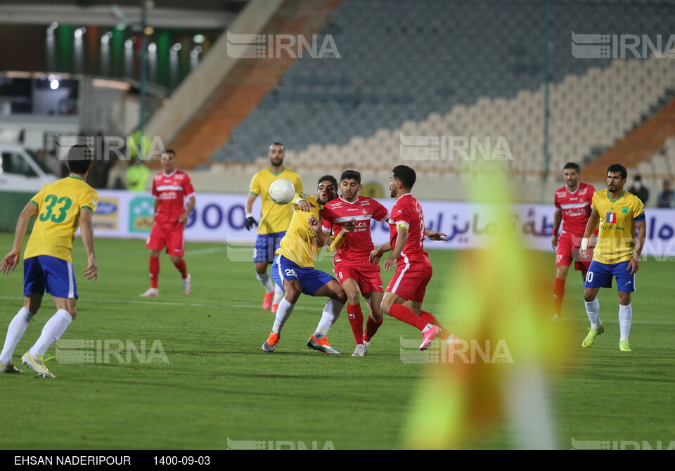 دیدار تیم های فوتبال پرسپولیس و صنعت نفت آبادان