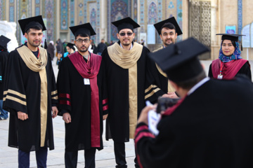 Téhéran (IRNA)-La cérémonie de remise des diplômes de 500 étrangers de 22 nationalités différentes, qui viennent de terminer leurs études dans les universités iraniennes, a eu lieu ce jeudi après-midi (12 décembre 2024) à l'université de Chiraz et dans le sanctuaire sacré de Shahcheragh (PSL). (Photo : Reza Qaderi)