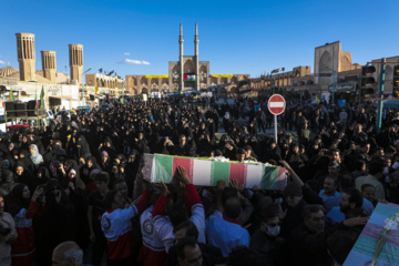 Ceremonia de recibimiento de 8 mártires desconocidos de la Defensa Sagrada en Yazd