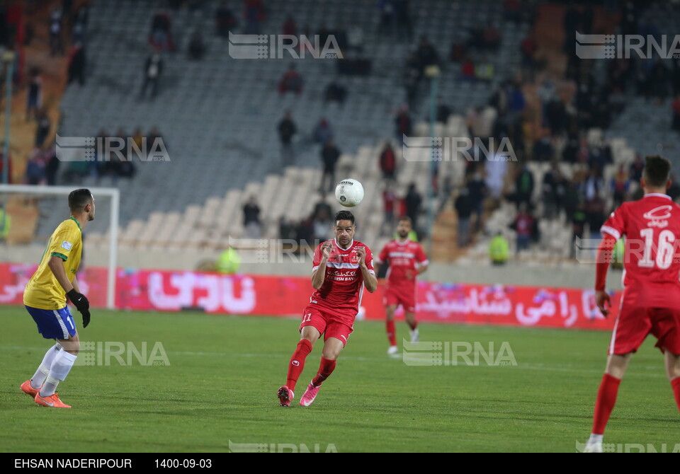 دیدار تیم های فوتبال پرسپولیس و صنعت نفت آبادان