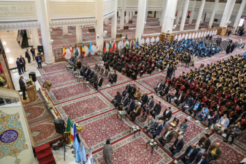 Téhéran (IRNA)-La cérémonie de remise des diplômes de 500 étrangers de 22 nationalités différentes, qui viennent de terminer leurs études dans les universités iraniennes, a eu lieu ce jeudi après-midi (12 décembre 2024) à l'université de Chiraz et dans le sanctuaire sacré de Shahcheragh (PSL). (Photo : Reza Qaderi)