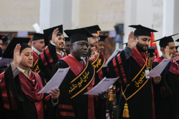 Téhéran (IRNA)-La cérémonie de remise des diplômes de 500 étrangers de 22 nationalités différentes, qui viennent de terminer leurs études dans les universités iraniennes, a eu lieu ce jeudi après-midi (12 décembre 2024) à l'université de Chiraz et dans le sanctuaire sacré de Shahcheragh (PSL). (Photo : Reza Qaderi)