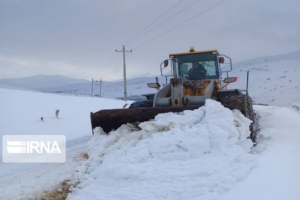 بارش برف راه دسترسی ۲۰ روستای خوی را مسدود کرد