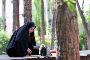 نوبت دوم آزمون سراسری ۱۴۰۳- انتظار خانواده ها در محوطه دانشگاه علم و صنعت