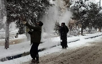 برف‌روبی معابر شهر میاندوآب توسط عوامل شهرداری