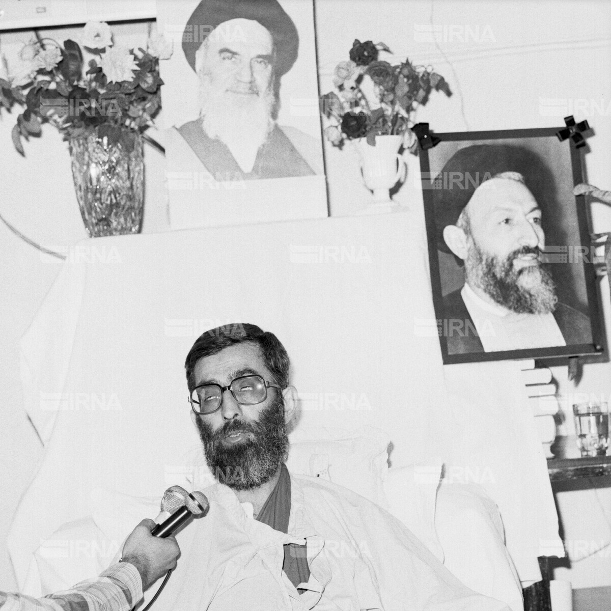 مصاحبه با آیت الله سید علی خامنه ای رئیس جمهوری ایران در بیمارستان