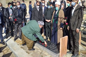 گلباران و غبارروبی مزار شهدا در اشنویه