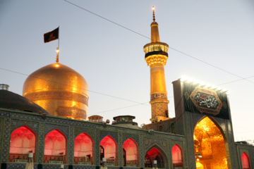 Servants change dome flag at Imam Reza (AS) shrine