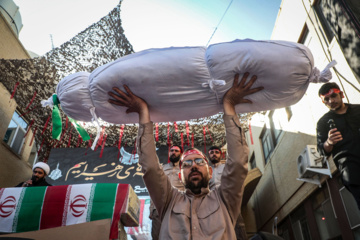 Iran : enterrement des corps de soldats martyrs inconnus à Yazd