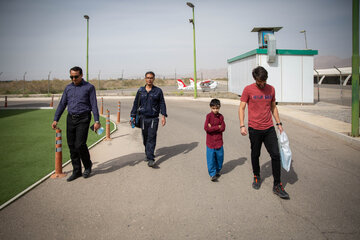 Un cadeau depuis Paris pour Danial, un jeune patient papillon iranien