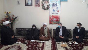 استاندار خراسان رضوی با والدین یک شهید در بردسکن دیدار کرد