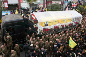 En images : les temps forts des funérailles des martyrs Nasrallah et Safieddine