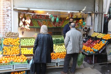 بازار شهر مهاباد در آستانه شب چله