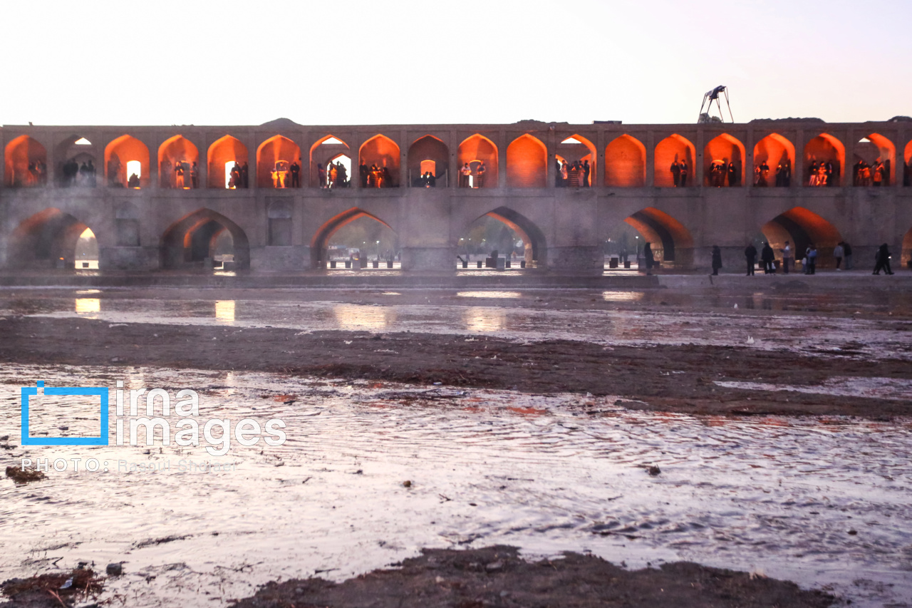 جاری شدن آب در زاینده رود