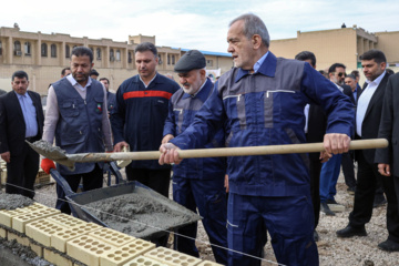 Le Président Pezeshkian participe à la construction d'une école