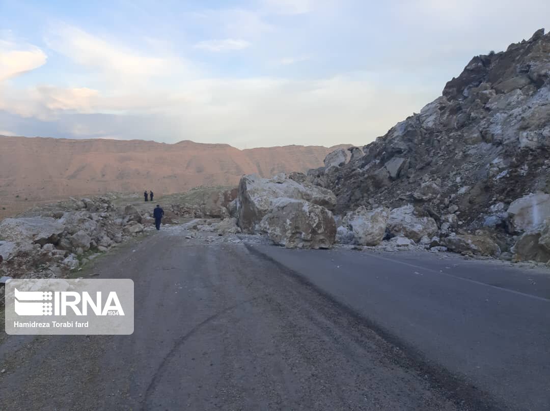 ریزش کوه منجر به بسته شدن جاده اَبَردِه در خراسان رضوی شد