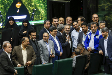 عکس یادگاری «علیرضا کاظمی» وزیر پیشنهادی آموزش و پرورش با نمایندگان در دومین جلسه بررسی صلاحیت وزرای پیشنهادی دولت چهاردهم