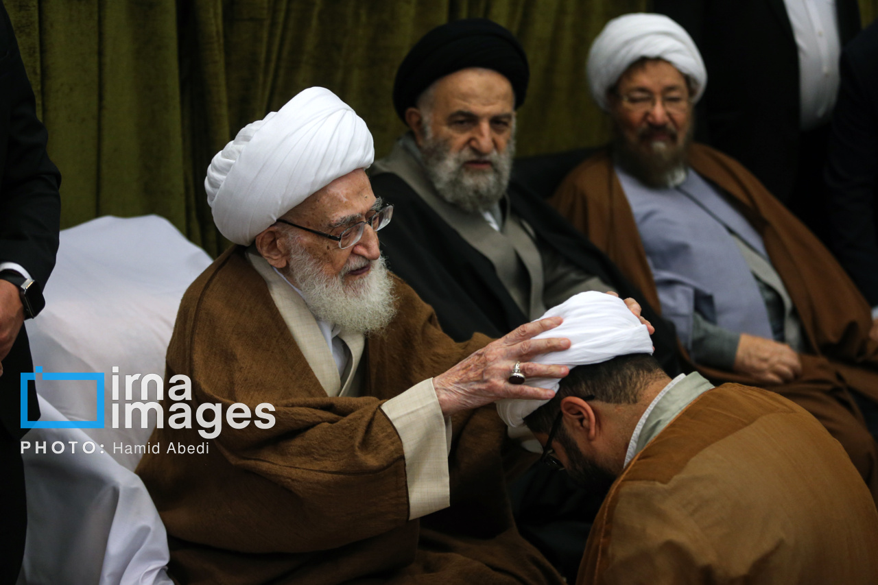 Iran : cérémonies de remise des turbans aux étudiants de l'école de théologie de Qom 