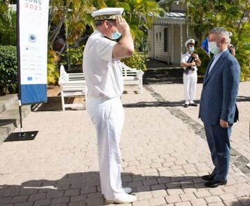 فرمانده نیروی دریایی فرانسه به دریادار خانزادی ادای احترام کرد