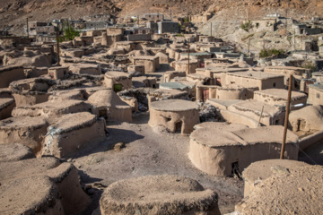 روستای ماخونیک؛ افرادی که ملیت افغان داشته‌اند و چند صد سال پیش به این منطقه مهاجرت كرده‌اند ساکنان اولیه و اصلی روستای ماخونیک هستند. البته این مهاجرت مربوط به حدود ۴۰۰ سال پیش است. با این وجود هیچ مدرک تاریخی مکتوبی درباره این روستا به جز سفرنامه کرونل چارلز ادوارد پیت که به خراسان و سیستان سفره کرده بود وجود ندارد،