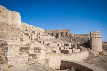 قلعه فورگ؛ قلعه فورگ در 110 کیلومتری شرق بیرجند، روستای فورگ، از توابع شهرستان درمیان و در فاصله 5 کیلومتری آن قرار دارد.