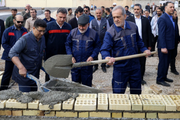 Le Président Pezeshkian participe à la construction d'une école