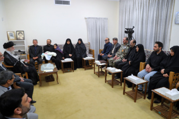 La rencontre des familles des récents martyrs de la DCA iranienne le Leader de la RII