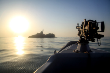 Un défilé militaire de grande envergure des centaines de navires et de sous-marins dans la ville portuaire de Bandar Abbas