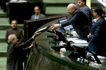 Presentación del proyecto de presupuestos para el próximo año iraní al Mayles