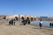 بازدید گردشگران نوروزی از پل تاریخی «تاتاوی» میاندوآب