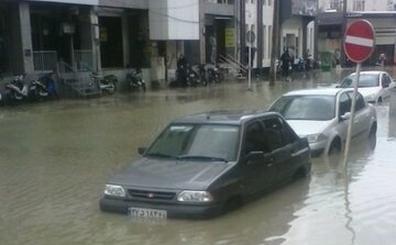 بارندگی شدید در کازرون به یک پاساژ خسارت  وارد کرد