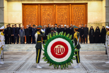 El presidente iraní y su gabinete renuevan su lealtad al Imam Jomeini