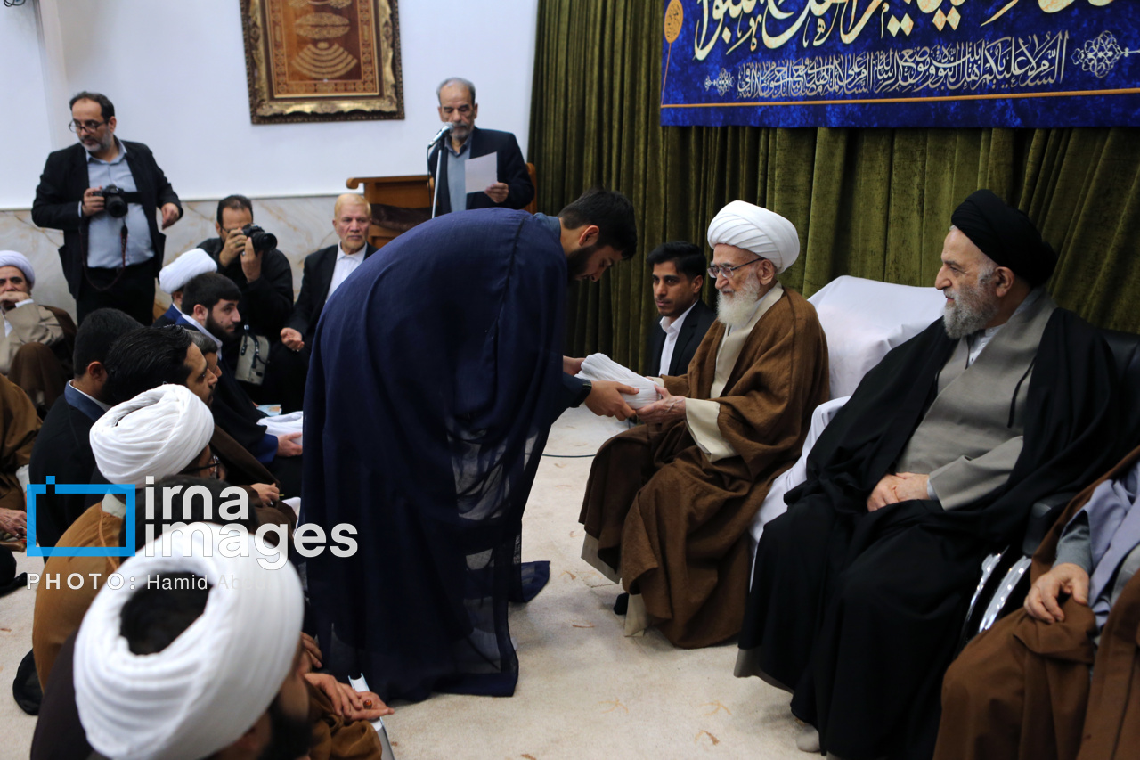 Iran : cérémonies de remise des turbans aux étudiants de l'école de théologie de Qom 