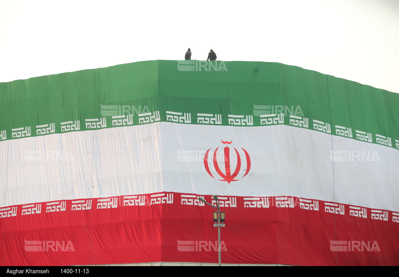 آذین بندی مسیر اصلی راهپیمایی ۲۲ بهمن در تهران