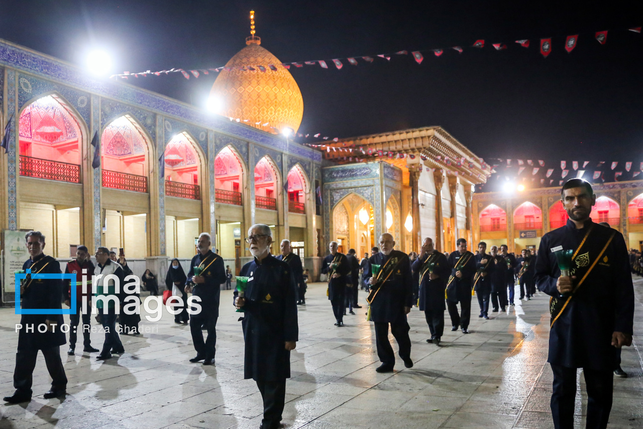 آیین لاله گردانی خادمان حرم شاهچراغ در شهادت امام رضا (ع)