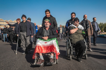 Iran : enterrement des corps de soldats martyrs inconnus à Yazd