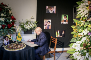 La cérémonie de condoléances pour le martyre de Sayed Hassan Nasrallah (Que sa demeure soit au Paradis) a eu lieu ce lundi 30 septembre 2024 au bureau du Hezbollah libanais  à Téhéran. Photo: Asghar Khamseh