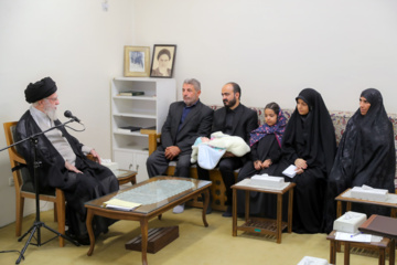 La rencontre des familles des récents martyrs de la DCA iranienne le Leader de la RII