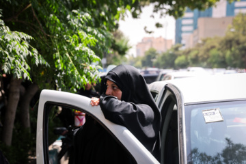 نوبت دوم آزمون سراسری ۱۴۰۳- انتظار خانواده ها در محوطه دانشکده اقتصاد دانشگاه تهران