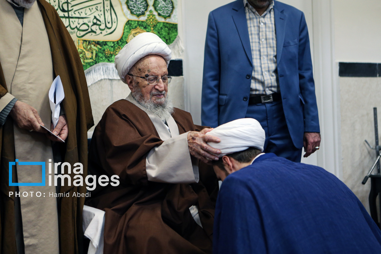 Iran : cérémonies de remise des turbans aux étudiants de l'école de théologie de Qom 